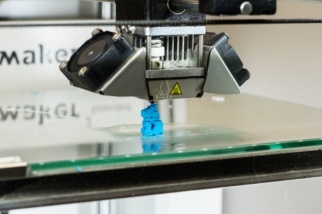 A closeup of the printer head and the lion statue being printed (it's one of the very small ones).