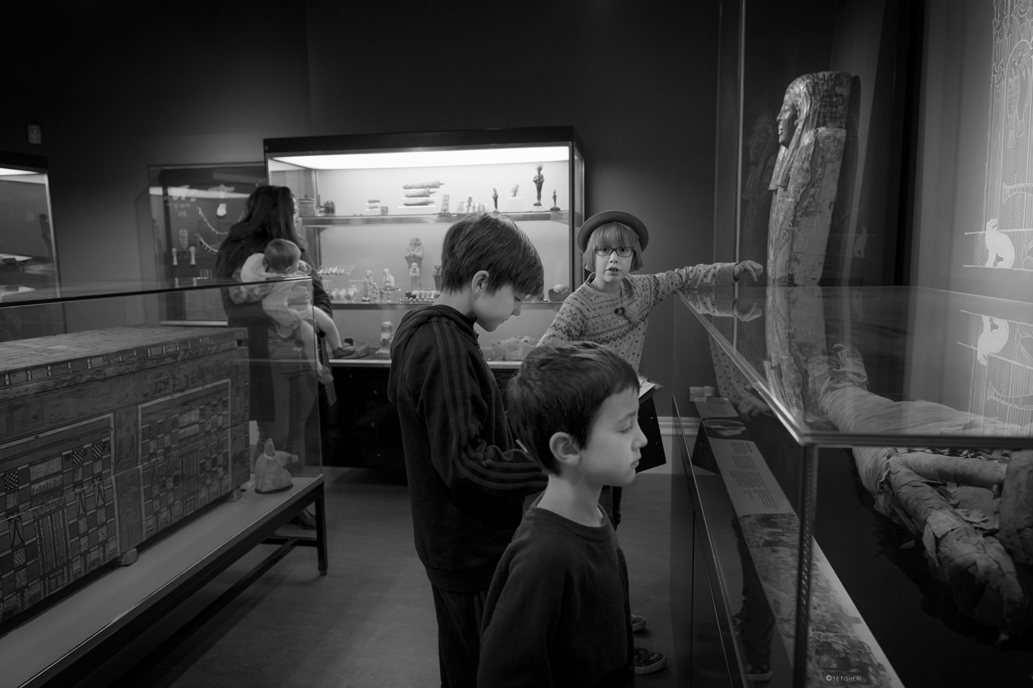 some children in a museum gallery