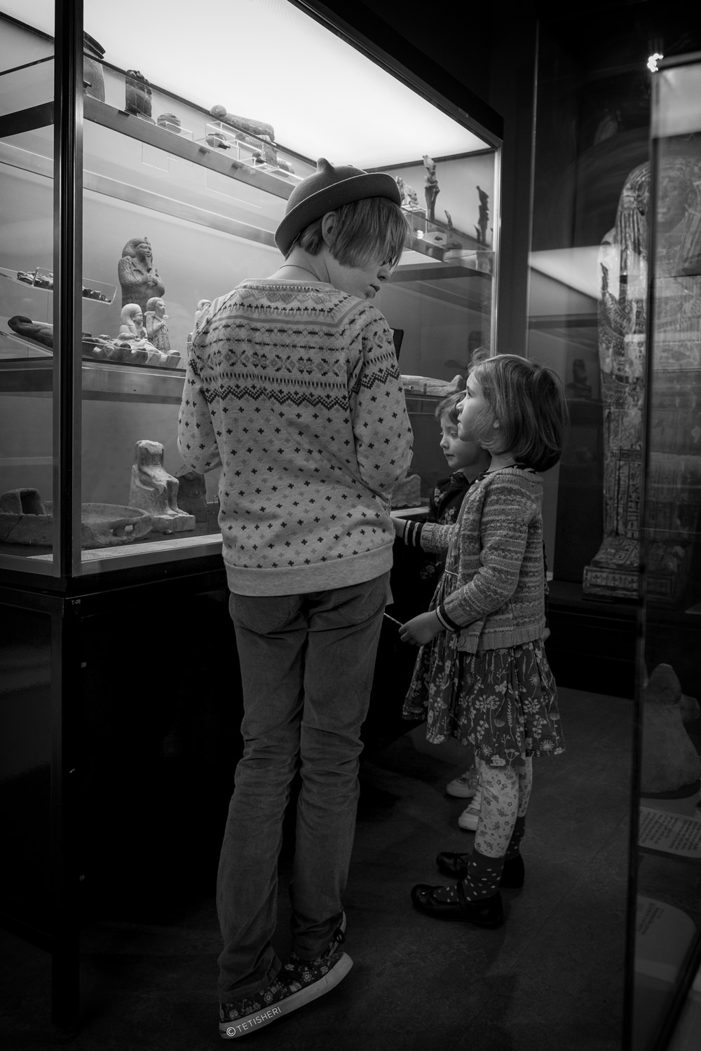 some children in a museum gallery